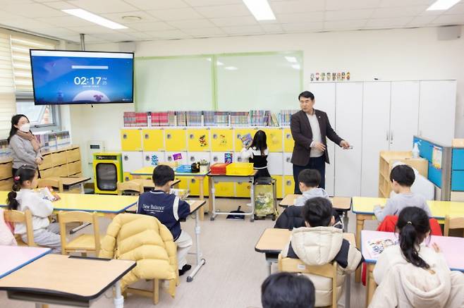 이정선 광주광역시 교육감이 11일 빛여울초등학교를 방문해 학생들의 활동 모습을 참관하면서 프로그램 운영, 공간인력 현황 등 전반적인 학교의 상황을 점검하고 있다./사진=광주시교육청