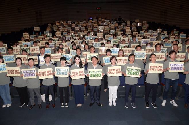 강기정 광주광역시장이 지난해 5월30일오후 시청 대회의실에서 열린 '3대 사망사고 줄이기 운동본부 발대식'에 참석해 기념촬영을 하고 있다./사진=광주시