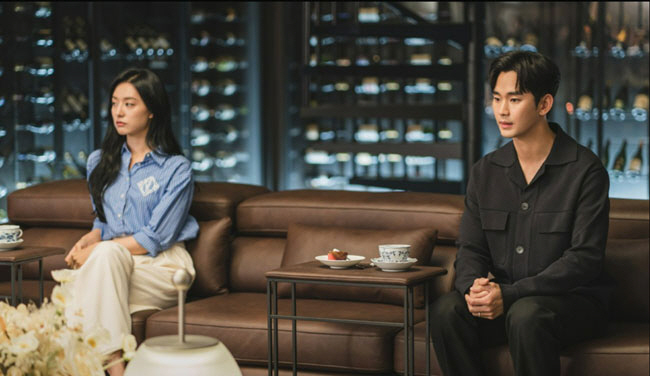 tvN 드라마 ‘눈물의 여왕’의 주인공 홍해인(왼쪽)은 재벌 2세고, 그 남편인 백현우는 평범한 집안 출신이다. 결혼 후 두 사람의 역학관계는 다리를 꼰 채 소파에 기댄 홍해인과 허리를 곧게 세우고 두 손을 모으고 있는 백현우의 자세에서 명백하게 드러난다.  tvN 제공