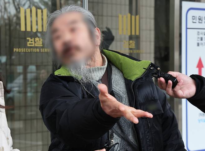 아동 성범죄자 조두순이 11일 오전 경기도 안산시 수원지방법원 안산지원에서 열린 첫 공판을 마치고 나오며 취재진 질문에 답하고 있다. [연합]