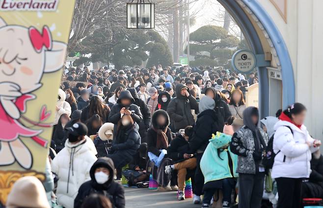 푸바오가 일반 관람객들을 만나는 마지막 날인 이달 3일 경기 용인시 에버랜드 앞에서 관람객이 입장을 기다리고 있다. 푸바오는 같은 달 4일부터 판다월드 내실에서 야생동물 이동에 대한 국제 규정에 따라 건강, 검역 관리를 받고 이송 케이지 사전 적응 훈련을 진행 중이다. [연합]