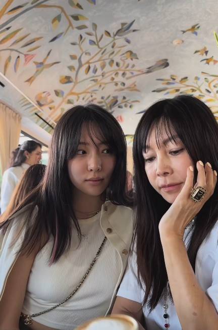 사진=배우 이진이(왼쪽), 황신혜/황신혜 소셜미디어 캡처