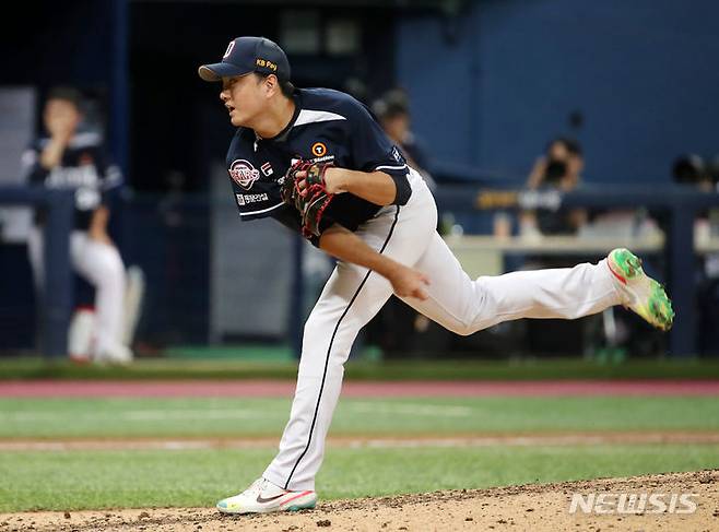 [서울=뉴시스] 조성우 기자 = 23일 오후 서울 구로구 고척스카이도에서 열린 2023 KBO 리그 두산 베어스와 키움 히어로즈의 경기, 키움 9회말 공격 때 두산 투수 이영하가 역투하고 있다. 2023.08.23. xconfind@newsis.com