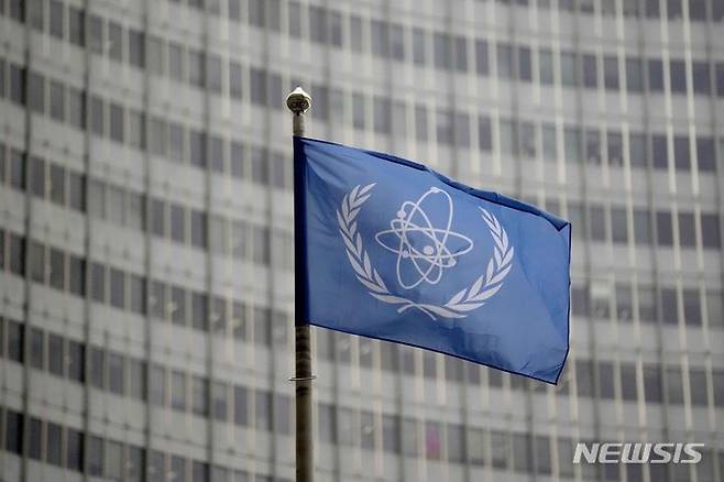 [빈=AP/뉴시스]일본 정부는 국제원자력기구(IAEA)에 대해 약 29억엔(약 260억원)을 지원할 방침을 굳혔다고 12일 요미우리신문이 보도했다. 사진은 지난해 11월 22일(현지시간) 오스트리아 빈에서 열린 국제원자력기구(IAEA) 이사회 회의 중 IAEA 깃발이 본부 앞에 펄럭이는 모습. 2024.03.12.