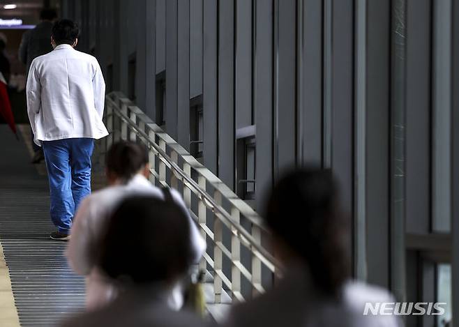 [서울=뉴시스] 정병혁 기자 = 전공의들의 의료현장 이탈이 장기화되는 가운데 12일 서울시내 대학병원에서 의료진들이 이동하고 있다. 2024.03.12. jhope@newsis.com