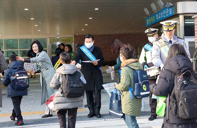 [대구=뉴시스] 대구시 중구는 동덕초등학교에서 어린이 교통안전 캠페인을 실시했다. (사진 = 대구시 중구 제공) 2024.3.12. photo@newsis.com  *재판매 및 DB 금지