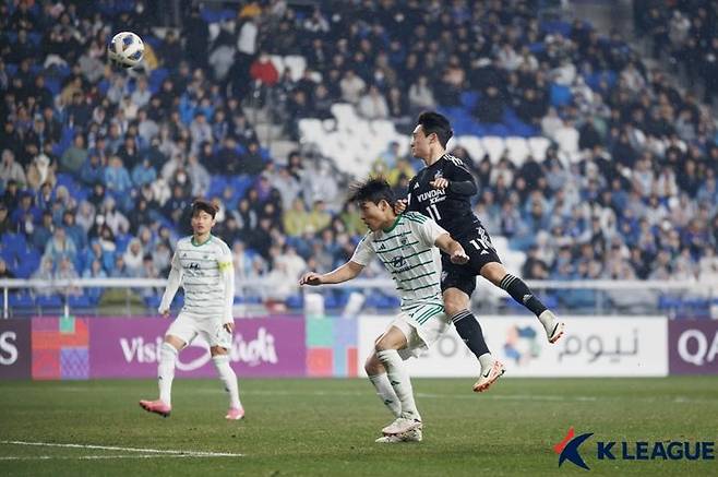 [서울=뉴시스] 프로축구 K리그1 전북현대의 박진섭. (사진=한국프로축구연맹 제공) *재판매 및 DB 금지