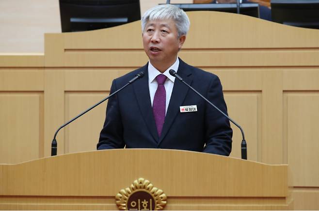 박형대 전남도의원이 12일 전라남도의회 본회의장에서 '한국농어촌공사 농지임대수수료 폐지 촉구건의안'을 발의하고 있다. 전남도의회 제공