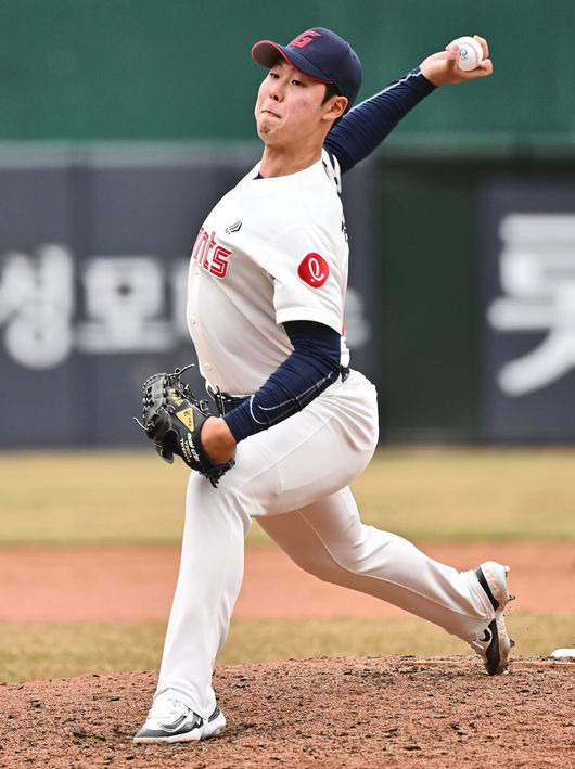 [OSEN=부산, 이석우 기자] 11일 부산 사직구장에서 2024 신한 SOL 뱅크 KBO 리그 롯데 자이언츠와 두산 베어스의 시범경기가 열렸다. 롯데 자이언츠 전미르가 역투하고 있다. 2024.03.11 / foto0307@osen.co.kr