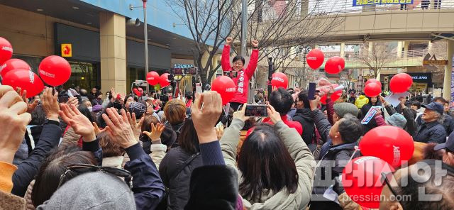 ▲국민의힘 김종혁 경기 고양시병 후보가 11일 일산동구 라페스타 거리에서 시민들과 만세삼창을 하고 있다. ⓒ박진영 기자