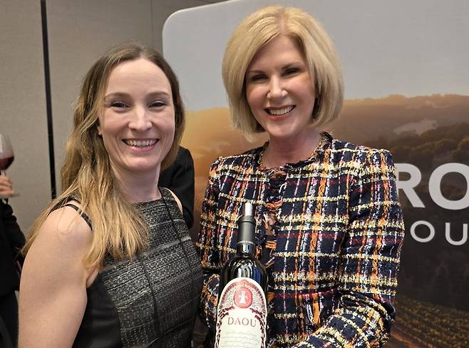 DAOU Family Estates 와인을 소개하는 관계자.