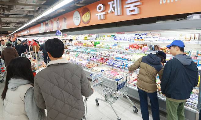 지난 10일 서울 시내 한 대형마트에 장을 보는 시민들 모습. 연합뉴스