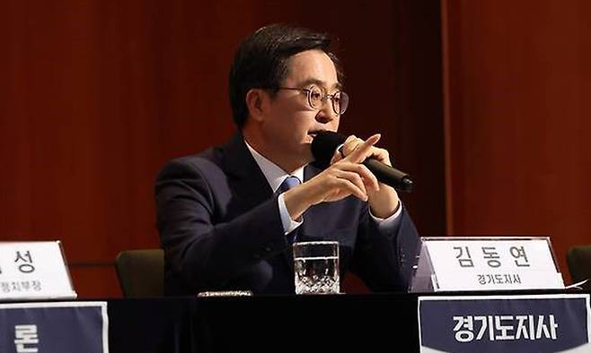 김동연 경기도지사가 지난 11일 수원시 경기아트센터 컨벤션홀에서 열린 초청 토론회에서 질문에 답하고 있다. 경기도 제공
