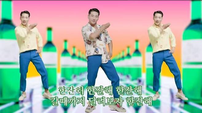 한국음악저작권협회에 따르면 지난 2020년 제21대 국회의원선거에서는 박군의 ‘한잔해’, 영탁의 ‘찐이야’ 등 트로트 8곡이 상위 10곡 안에 들었다. 유튜브 채널 오감엔터테인먼트(OGAM Entertainment)에 올라온 박군의 ‘한잔해’ 뮤직비디오 영상 갈무리.