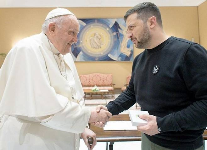 프란치스코 교황(왼쪽)과 볼로디미르 젤렌스키 우크라이나 대통령. 사진은 2023년 5월 젤렌스키 대통령이 바티칸시티를 찾아 교황과 악수하는 모습. 로이터연합뉴스