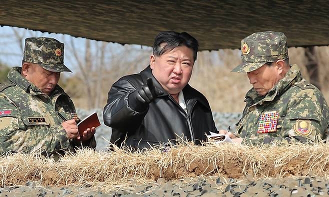 김정은 북한 국무위원장이 지난 7일 조선인민군 대연합부대들의 포사격 훈련을 지도했다고 조선중앙통신이 8일 보도했다. 조선중앙통신·연합뉴스