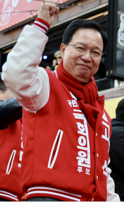 고석 국민의힘 경기 용인병 후보가 지난 8일 용인에서 합동 거리 인사를 하고 있다. 고 후보 선거사무소 제공