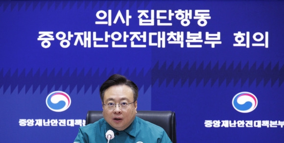 정부의 의대 정원 확대에 반대해 전공의를 중심으로 한 의사들의 집단행동이 계속되고 있는 12일 오전 중앙재난안전대책본부 1차장인 조규홍 보건복지부 장관이 서울 종로구 정부서울청사 상황실에서 열린 중대본 회의에서 발언하고 있다. 2024.3.12 연합뉴스