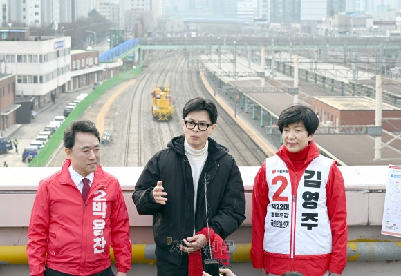 한동훈, 철도 지하화 공약 발표 - 한동훈 국민의힘 비상대책위원장이 12일 서울 영등포역 옥상에서 철도 지하화 공약 발표를 하고 있다. 2024.3.12 안주영 전문기자