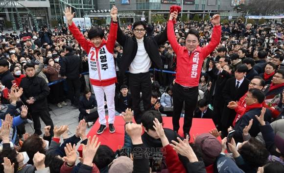 한동훈 국민의힘 비상대책위원장이 12일 서울 영등포구 타임스퀘어를 방문해 시민들에게 김영주(영등포갑)·박용찬(영등포을) 후보의 지지를 호소하고 있다.2204.3.12안주영 전문기자