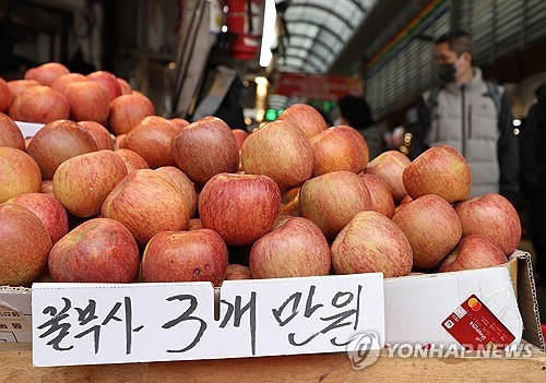 사과에 이어 귤까지 가격이 급등하며 신선과실 물가가 2월에 41.2% 올라 32년만에 최고치로 치솟았다. 귤은 지난달 78.1%, 사과가 71.0% 상승했고 같은 기간 배(61.1%)와 딸기(23.3%) 가격도 올랐다. 사진은 6일 오후 서울 동대문구 청량리청과물시장에서 한 상인이 사과를 팔고 있다. 연합뉴스