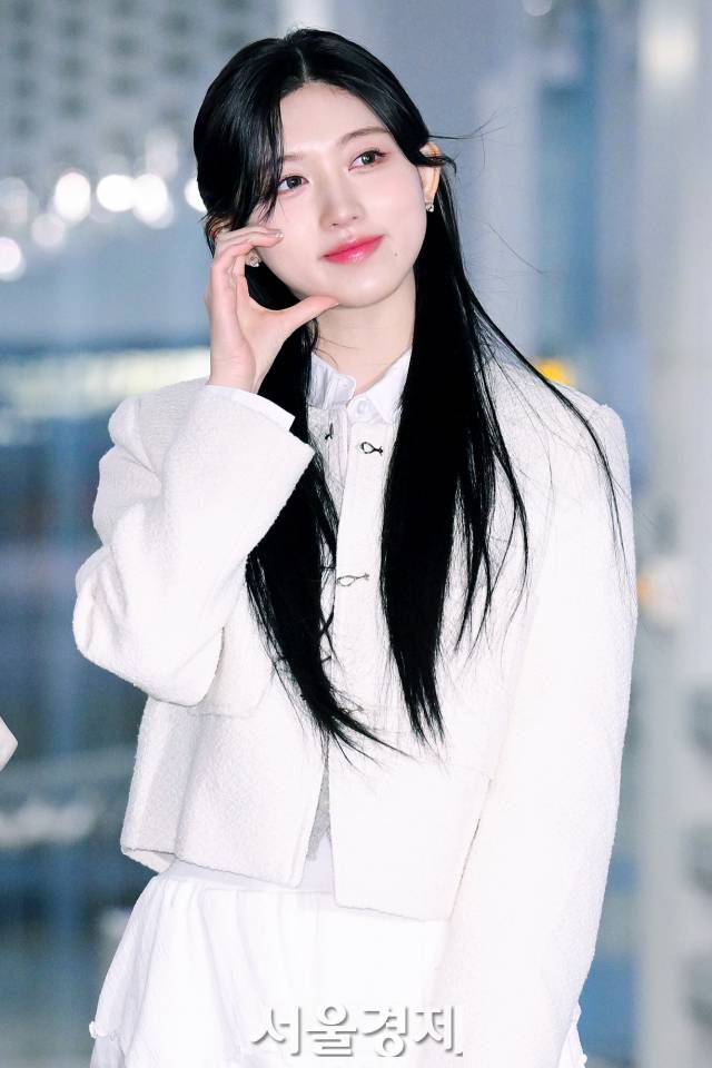 그룹 아이브(IVE) 가을이 11일 오후 첫 번째 월드 투어 ‘쇼 왓 아이 해브(SHOW WHAT I HAVE)’ 미주 공연 참석 차 인천국제공항 제2여객터미널을 통해 미국 로스앤젤레스로 출국하고 있다. 김규빈 기자