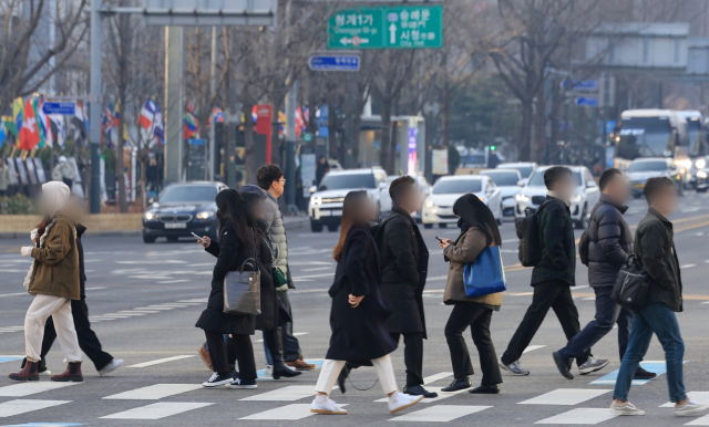 8일 오전 서울 광화문네거리에서 시민들이 횡단보도를 건너고 있다. 연합뉴스