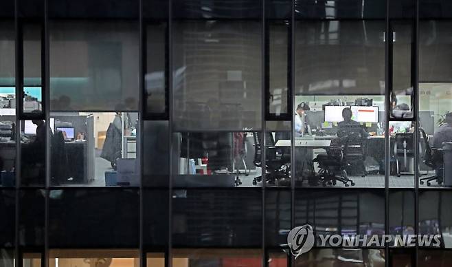 서울 시내의 한 사무실에서 야근하는 직장인들 모습.  [연합뉴스 자료사진]