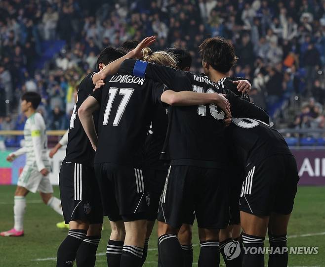 설영우 선제골에 기뻐하는 울산 선수들 (울산=연합뉴스) 김용태 기자 = 12일 울산 문수축구경기장에서 열린 2023-2024 아시아축구연맹(AFC) 챔피언스리그(ACL) 8강 울산 HD와 전북 현대의 2차전에서 울산 선수들이 설영우의 선제골에 환호하고 있다. 2024.3.12 yongtae@yna.co.kr