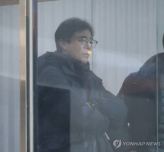 울산-전북 경기 지켜보는 황선홍 감독 (울산=연합뉴스) 김용태 기자 = 황선홍 축구 대표팀 임시 감독이 12일 울산 문수축구경기장을 찾아 2023-2024 아시아축구연맹(AFC) 챔피언스리그(ACL) 8강 울산 HD와 전북 현대의 2차전을 지켜보고 있다. 2024.3.12 yongtae@yna.co.kr