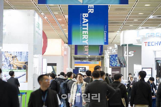 한국표준산업분류상 건설업으로 분류됐던 ‘전시디자인업’이 30여년 만에 전시산업으로 전환됐다. 사진은 지난 6일부터 8일까지 코엑스에서 열린 ‘인터배터리 2024’ 행사장 모습 (사진=코엑스)