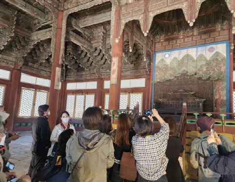 덕수궁 중화전 내부를 관람하는 관람객들(사진=문화재청).