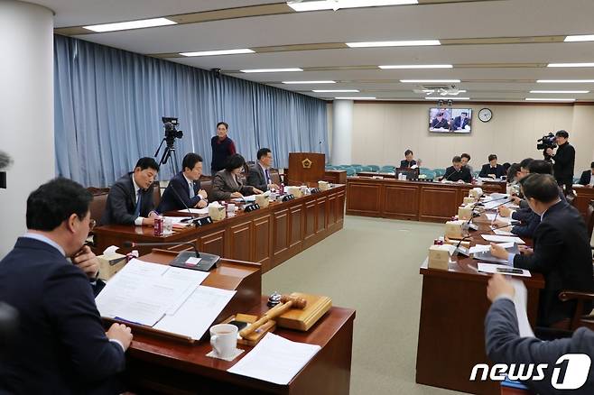 전남도의회 기획행정위원회가 상임위를 열고 전남연구원장 선임 과정상의 의혹을 점검하고 있다.(전남도의회 제공)/뉴스1