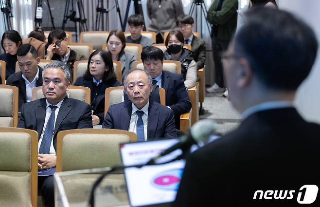 김성근 가톨릭대학교 의과대학교수(왼쪽)와 홍윤철 서울대학교 의과대학 교수가 13일 오후 경기도 성남시 분당구 한국과학기술한림원에서 '필수 의료 해결을 위한 제도적 방안' 주제로 열린 제220회 한림원탁토론회에서 박민수 보건복지부 제2차관의 주제발표를 듣고 있다. 2024.3.13/뉴스1 ⓒ News1 이재명 기자