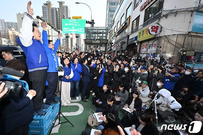 이재명 더불어민주당 상임공동선거대책위원장이 13일 서울 동작구 남성사계시장에서 류삼영 후보 지지 발언을 하고 있다. (공동취재) 2024.3.13/뉴스1 ⓒ News1 구윤성 기자