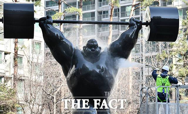 13일 오전 서울 송파구 잠실새내역 인근에서 작업자들이 올림픽 상징 조형물을 세척하고 있다. /박헌우 기자