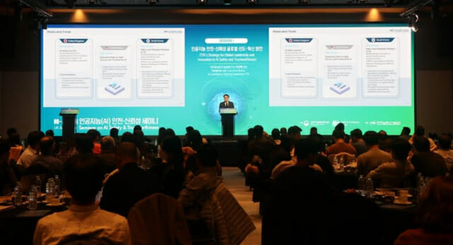 손승현 TTA 회장이 최근 개최한 AI신뢰성 행사에서 인사말을 하고 있다.