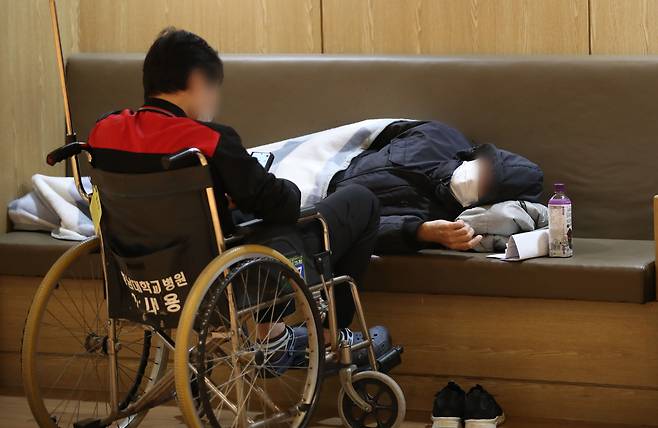의대정원 증원에 반대하는 전공의들의 집단행동이 이어지고 있는 가운데 공보의와 군의관들이 의료기관에 파견된 13일 대전의 한 대학병원에서 환자들이 진료를 기다리고 있다./뉴스1
