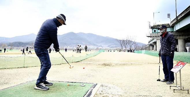 최근 대구 달성군 논공읍 위천파크골프장 내 티박스에서 한 동호인이 티샷을 날리고 있다. 대구 달성군 제공