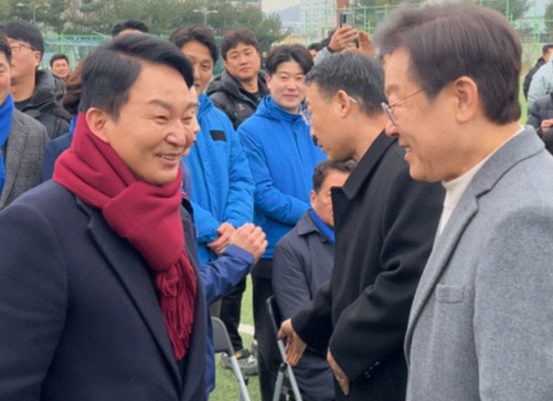 이재명(오른쪽) 더불어민주당 대표와 원희룡 전 국토교통부 장관이 인천 계양에서 조우하고 있다. 연합뉴스