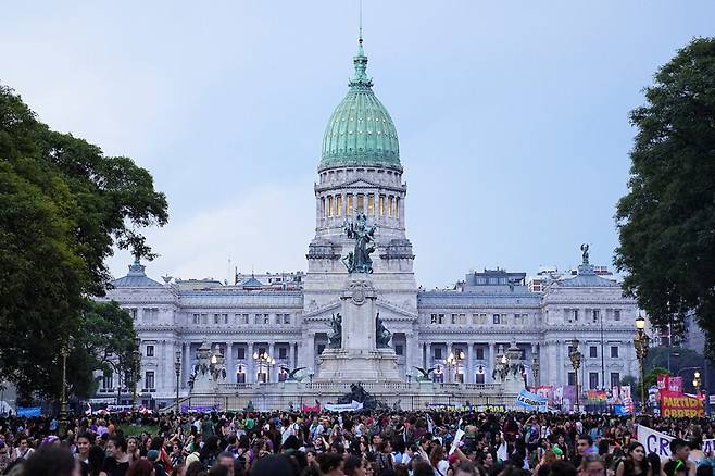 아르헨티나 시위대가 9일 국제여성의 날을 맞아 부에노스아이레스 의회의사당 앞에서 집회를 하고 있다. 로이터 연합뉴스