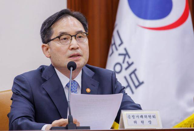 한기정 공정거래위원장이 13일 오전 정부서울청사에서 열린 비상경제장관회의에 참석해 해외 온라인 플랫폼 관련 소비자 보호대책에 대해 발언하고 있다. 연합뉴스