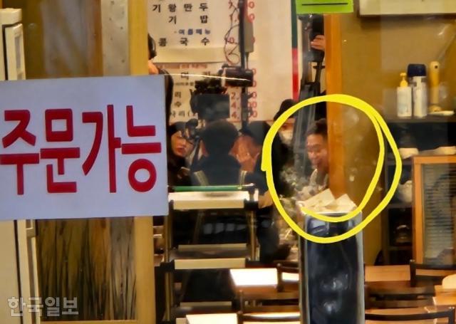 지난 1월 11일 서울 강동구의 한 식당에서 현주엽 휘문고 감독이 방송 촬영을 하고 있다. 이날 같은 시간 휘문고 농구부는 서울의 한 고등학교에서 원정 연습시합을 진행했으며 현 감독은 해당 경기에 불참했다. 독자 제공