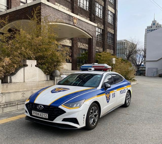 지난 6일 서울 강남구 휘문고 교정에 경찰차가 주차돼있다. 독자 제공