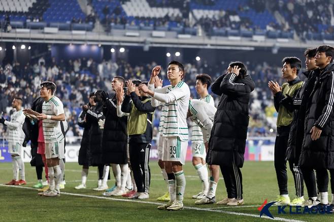 전북 현대 김태환이 12일 울산문수축구경기장에서 열린 울산 HD전을 마친 뒤 전북 팬들에게 인사하고 있다. 사진=프로축구연맹