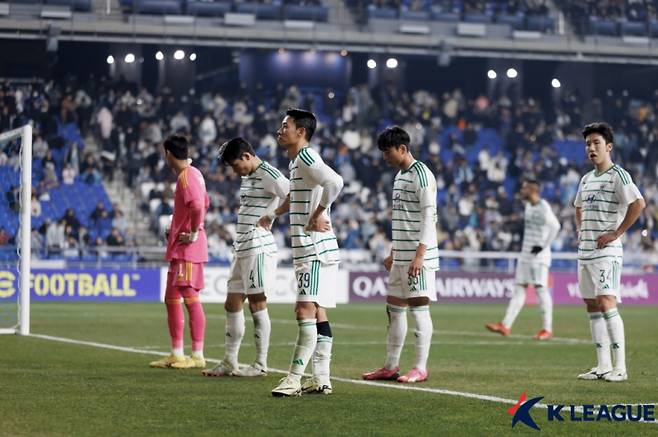 전북 현대 김태환이 12일 울산문수축구경기장에서 열린 울산 HD전을 마친 뒤 전북 팬들에게 인사하고 있다. 사진=프로축구연맹