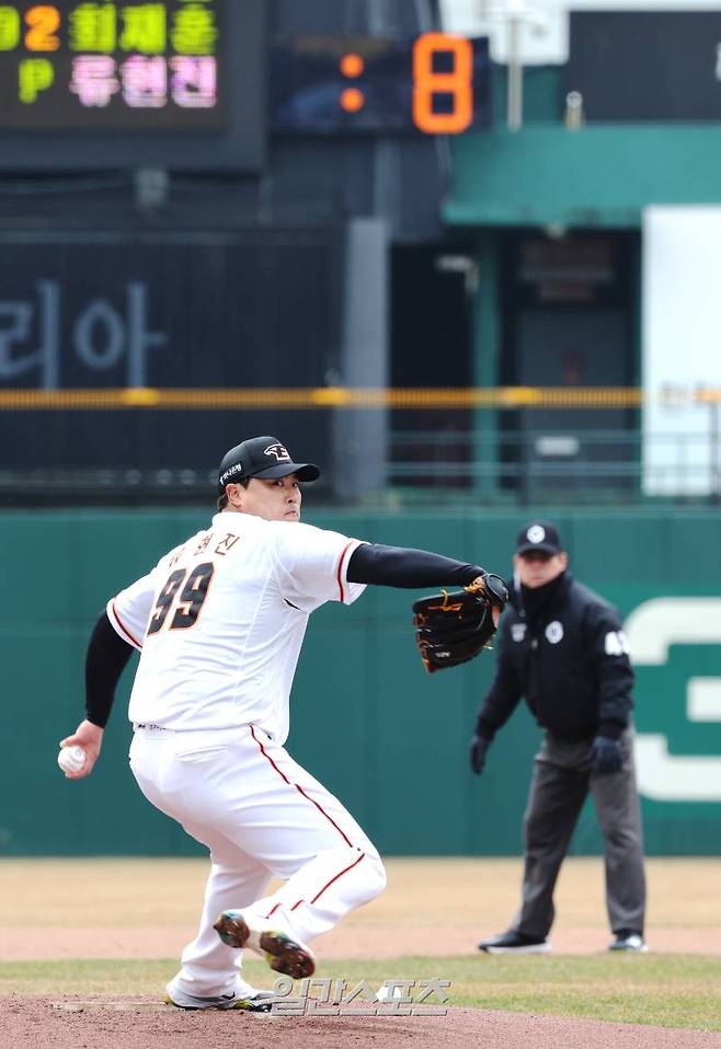 2024 프로야구 한화이글스와 KIA타이거즈의 시범경기가 12일 오후 대전 한화생명이글스파크에서 열렸다. 선발등판한 류현진 뒤로 피치클록 전광판이 보이고 있다. 대전=김민규 기자 mgkim1@edaily.co.kr /2024.03.12/