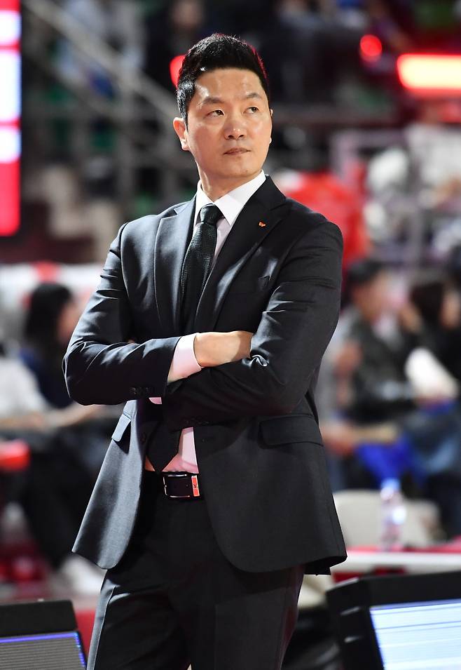 13일 잠실학생체육관에서 열린 SK와 한국가스공사의 경기. 전희철 SK 감독이 코트를 지켜보고 있다. 사진=KBL