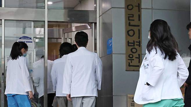 서울대병원 들어서는 의료진 [자료사진]