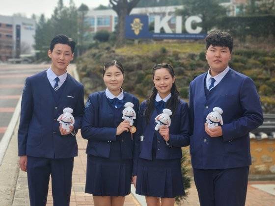 지난 11일 경북 영주시 한국국제조리고등학교에 입학한 몽골 유학생들이 학교 마스코트인 '국토리' 인형을 들고 기념촬영하고 있다. 왼쪽부터 테물엔, 마랄, 난딘에르덴, 한길. 김정석 기자
